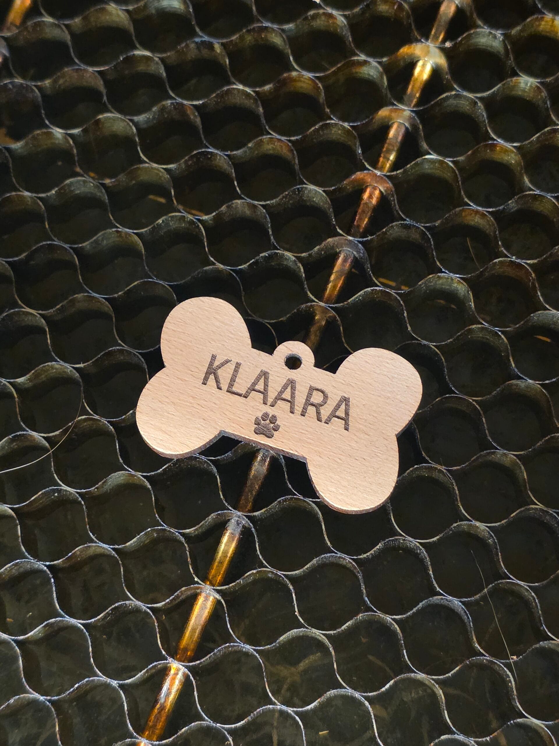 Puinen nimilaatta koiralle (luu-malli) - Image 3