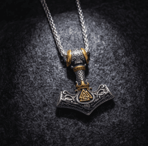 Mjölnir Viikinkikoru - Teräskaulakoru kultaisilla yksityiskohdilla