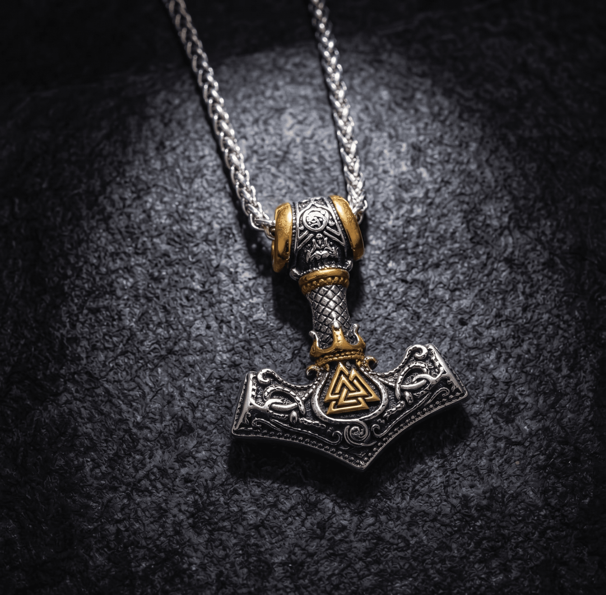 Mjölnir Viikinkikoru - Teräskaulakoru kultaisilla yksityiskohdilla