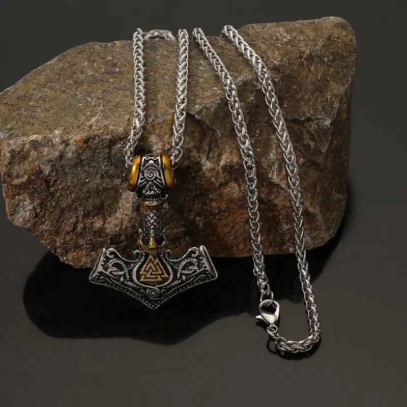 Mjölnir Viikinkikoru - Teräskaulakoru kultaisilla yksityiskohdilla - Image 2
