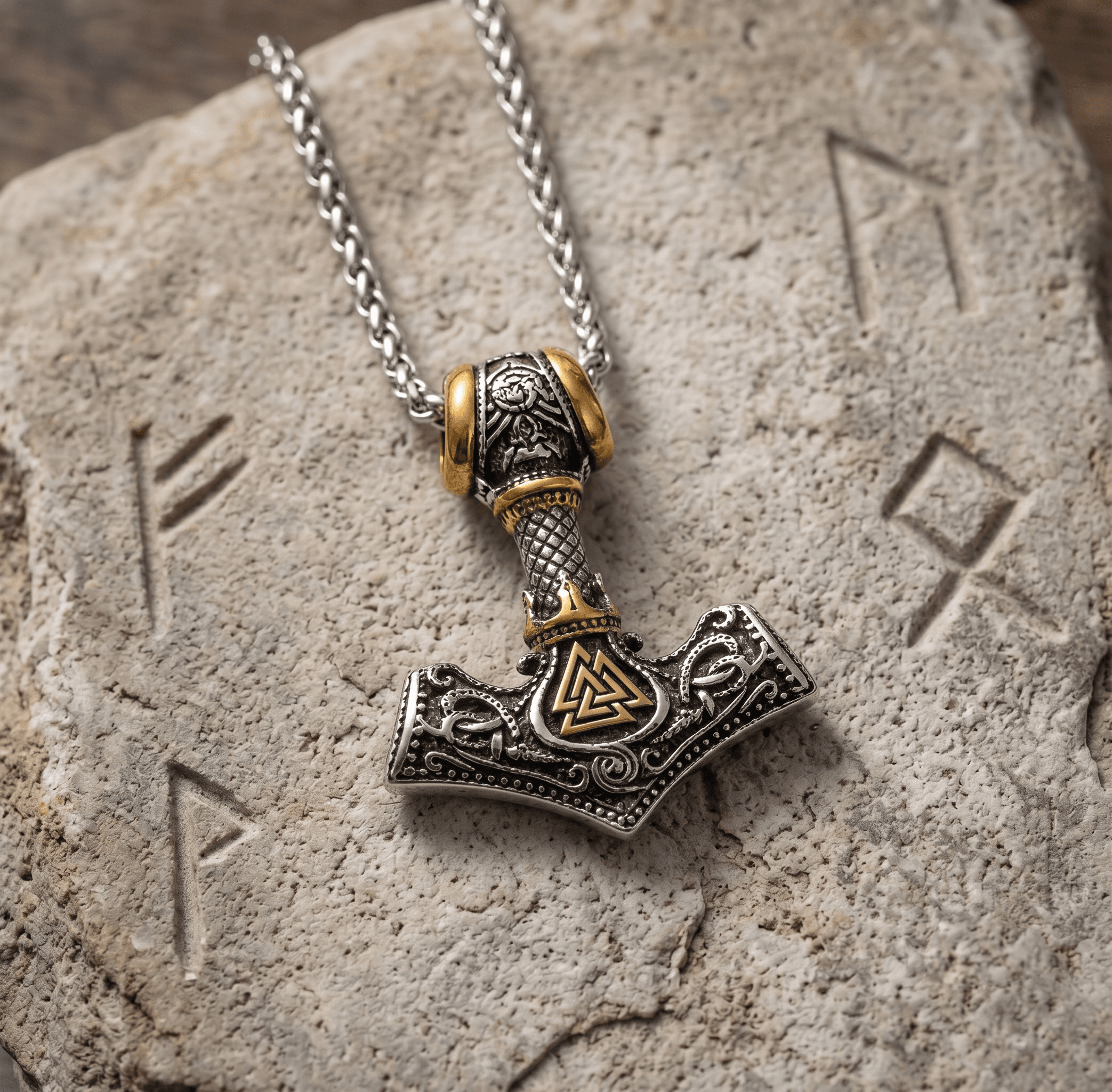 Mjölnir Viikinkikoru - Teräskaulakoru kultaisilla yksityiskohdilla - Image 3