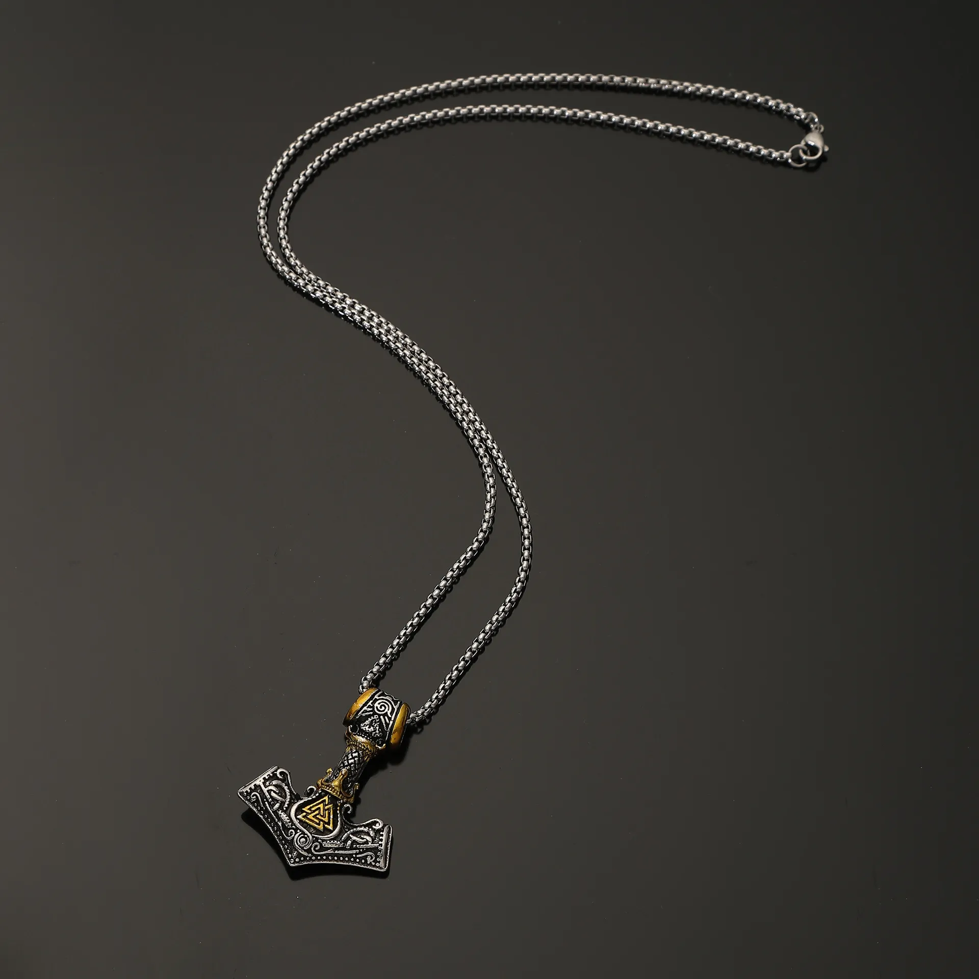 Mjölnir Viikinkikoru - Teräskaulakoru kultaisilla yksityiskohdilla - Image 4