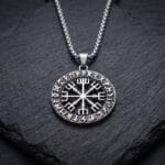 Vegvisir Viikinkikoru - kaulakoru ruostumattomasta teräksestä