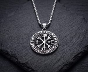 Vegvisir Viikinkikoru - kaulakoru ruostumattomasta teräksestä