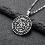 Triquetra Viikinkikaulakoru Riimuilla - Ruostumatonta terästä