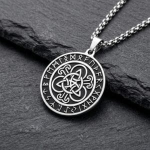 Triquetra Viikinkikaulakoru Riimuilla - Ruostumatonta terästä