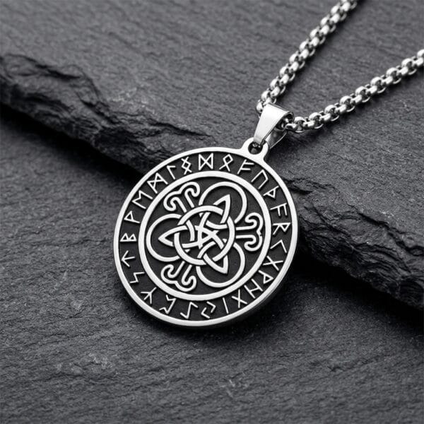 Triquetra Viikinkikaulakoru Riimuilla - Ruostumatonta terästä
